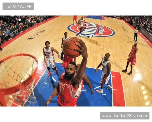 焦点战激烈上演球队逆转取胜明星球员表现抢眼引发赛季格局新变化