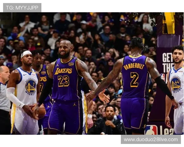 詹姆斯关键三分助湖人逆转勇士赢得季后赛首胜